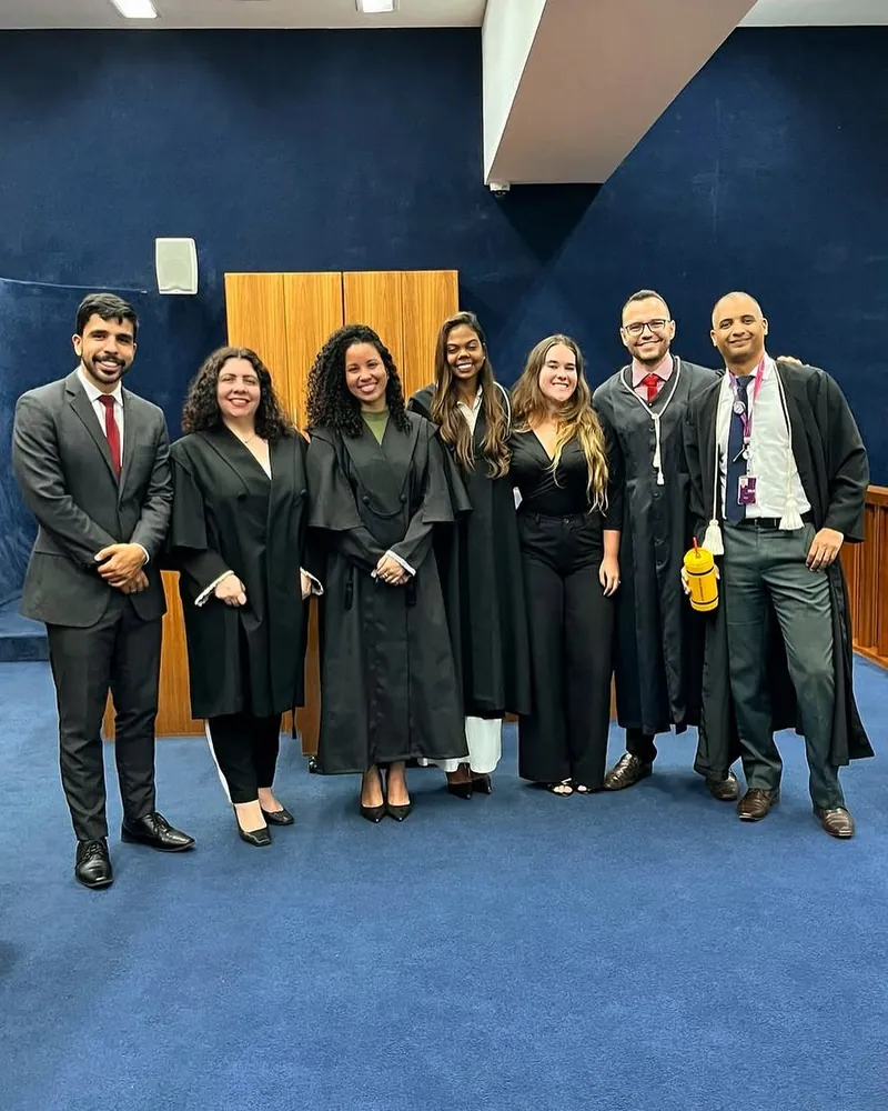 Advogadas e advogados de beca reunidos no plenário do júri