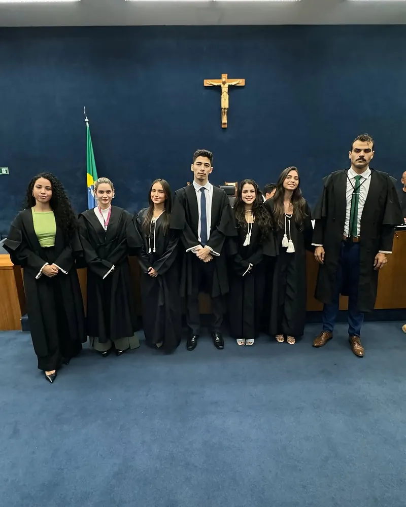 Equipe de defesa de beca no plenário do júri