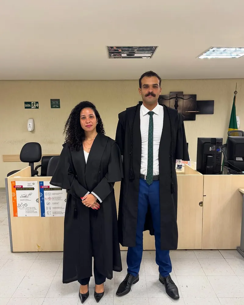 Isabella Diniz de beca ao lado de um colega no fórum